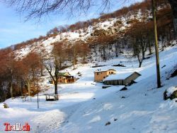 Alpe Bolla Grotto im Winter in Schnee gehüllt