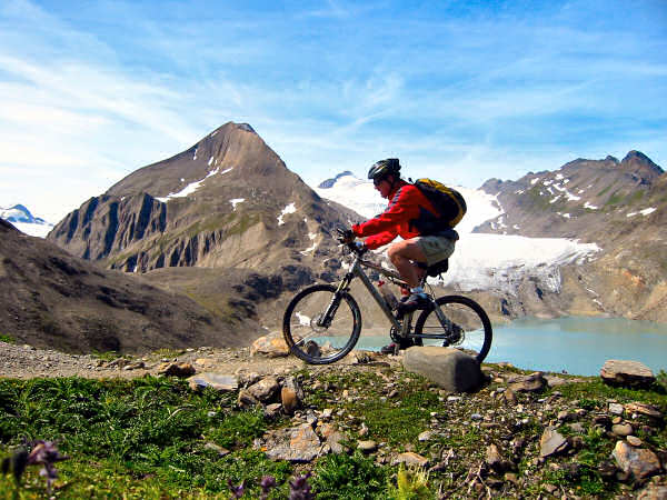 Der Griessee. Hinter der Griesgletscher der direkt in den Griessee Stausee kalbt. Links davon Bettelmatthorn - Biketour Nufenpass Griespass Passo San Giacomo