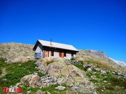 Panixerpass Schutzhütte an der Grenze Graubünden und Glarus