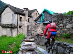 Cerentino am Eingang ins Valle di Bosco Gurin Mountainbike