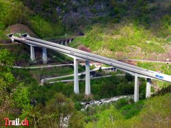 Biaschina Autobahn Viadukt und Eisenbahn Kehrtunnel