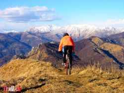 Abfahrt vom Gipfel des Monte Boglia zur Alpe Bolla