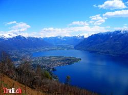 Beim Aufstieg hinauf zur Alp Naccio gewaltiges Panorama über den Lago Maggiore mit dem Maggia Flussdelta von Ascona und Locarno das in den See sticht. Im Hintergrund die Magadino Ebene (Piano di Magadion) bis Bellinzona und alles mit einem weissen Alpenkranz abgeschlossen.