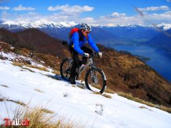 Die letzten Meter auf der Alp Naccio sind noch mit Schneeresten belegt. Gerne nehme ich diese zusätzliche Mühe auf mich. Der einfache Grund ein Klasse Trail hinunter nach Brisaggo wartet auf mich.