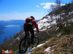 Klasse Abfahrt hinunter nach Brisaggo am Lago Maggiore