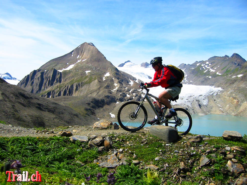 Der Griessee. Hinter der Griesgletscher der direkt in den Griessee Stausee kalbt. Links davon Bettelmatthorn - Biketour Nufenenpass Griespass Passo San Giacomo