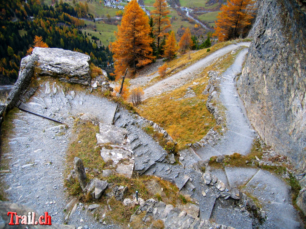 Gemmipass spektakulär windet sich der Trail perfekt am Felsen angepass hinunter nach ins Wallis nach Leukerbad