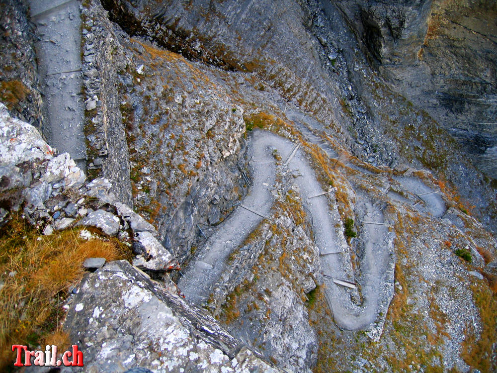 Gemmipass spektakulär windet sich der Trail perfekt am Felsen angepass hinunter nach ins Wallis nach Leukerbad