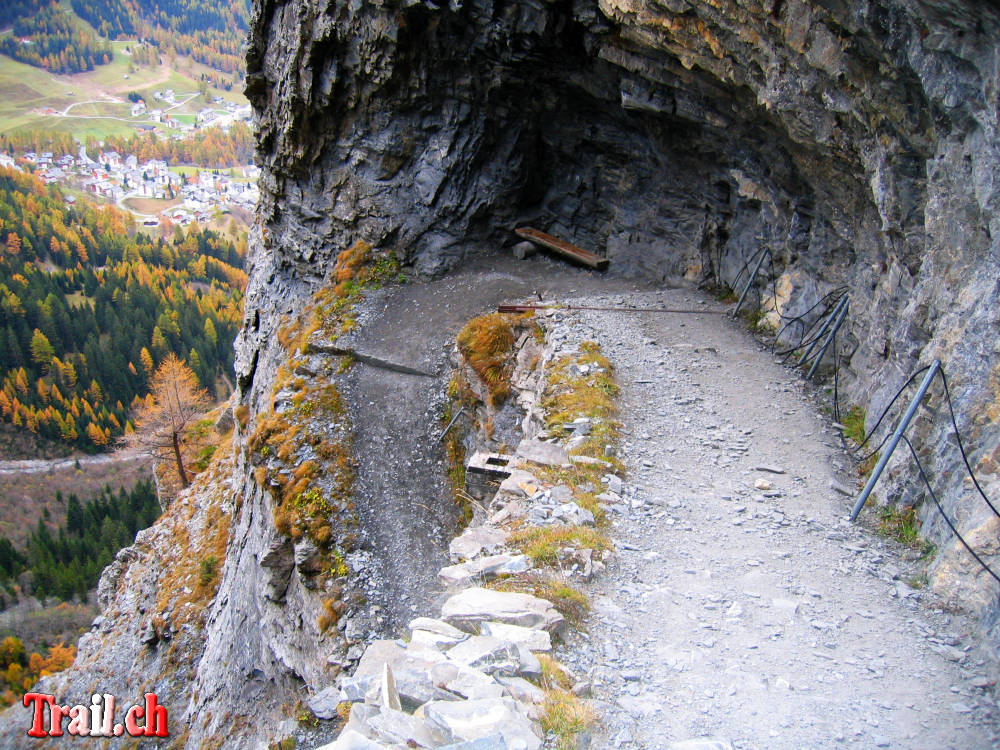 Gemmipass spektakulär windet sich der Trail perfekt am Felsen angepass hinunter nach ins Wallis nach Leukerbad