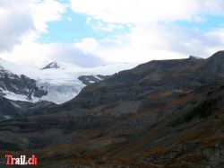 Wildstrubel Am Fusse des Wildstrubel die Lämmernhütte SAC erkennbar SAC Hütte ist Links unterhalb der Gletscherzunge in der Bildmitte zu sehen