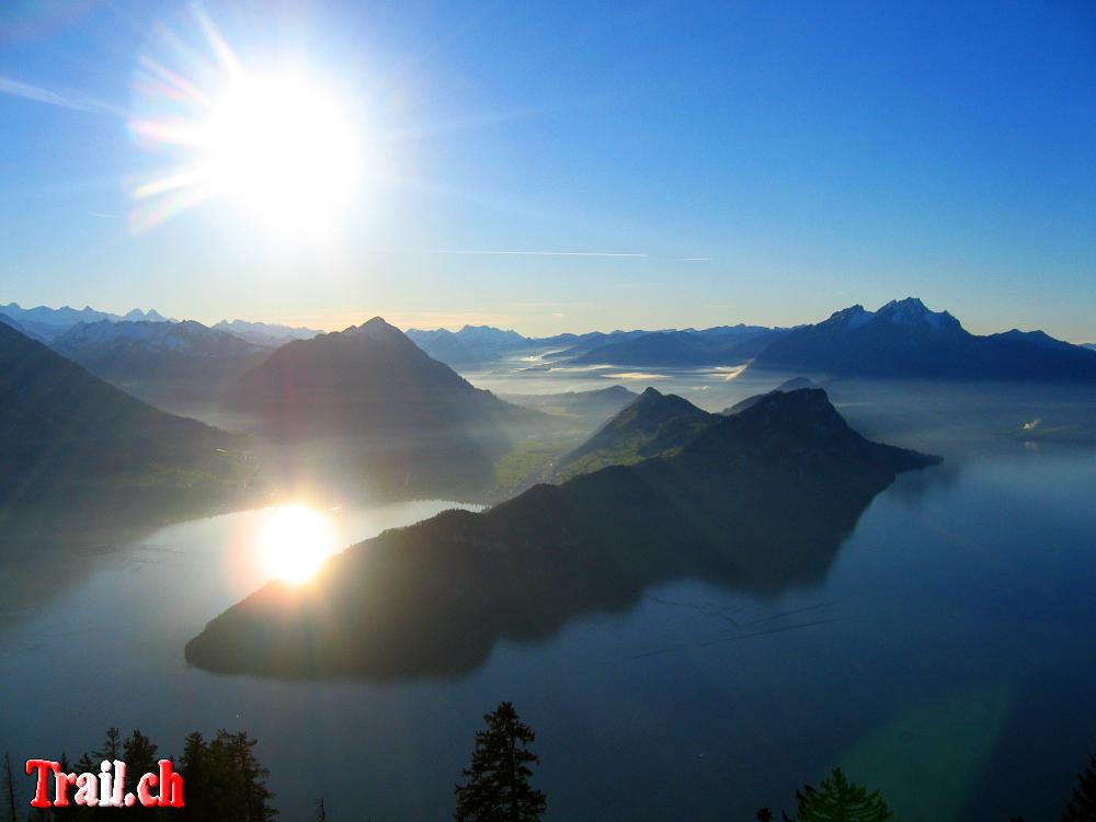 Rigi Kulm. Die Aussicht. Hinten links Stanserhorn, hinten rechts Pilatus, davor Bürgenstock und Vierwaldstättersee 