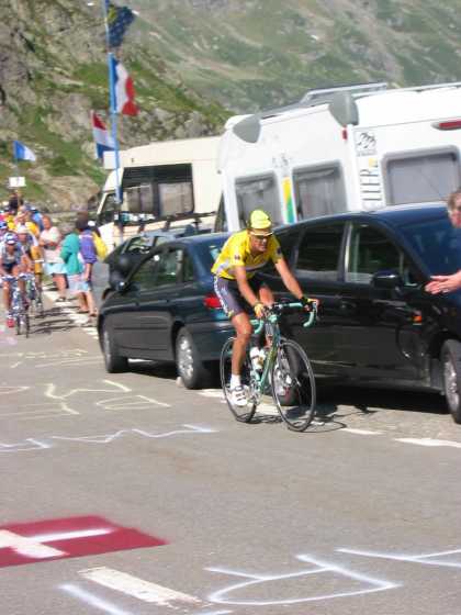 Alex Zülle im Goldtrikot an der Tour de Suisse