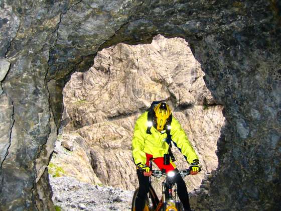 Die Val d'Uina Schlucht mit dem spektakulären Felsenweg und Tunnel  bei der Abfahrt vom Schlinigpass - Transalp Alpen X Runda Grischun