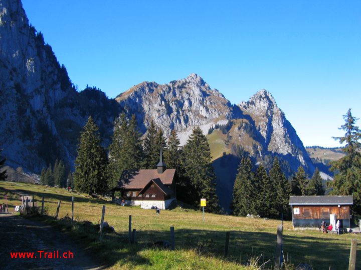 Holzegg Kapelle mit Kleiner Mythen und Haggenspitz