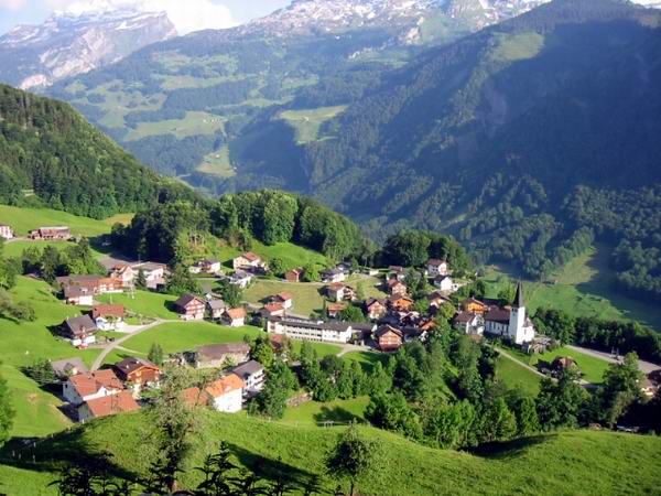 Dorf Illgau im Hintergrund das Muotathal