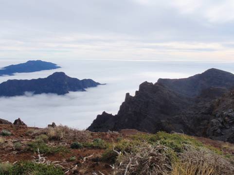 Blick vom Roque de Los Muchachos nach Südwesten. Links der Pico Bejenado, dahinter die Cumbre Vieja