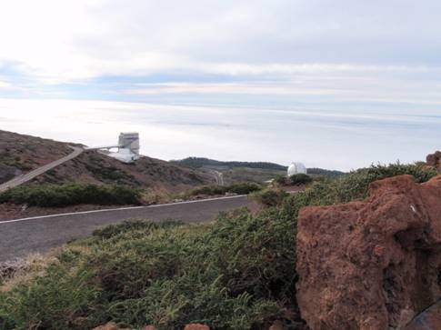 Blick vom Roque de los Muchachos nach Nordwesten. Rechts unten das weltgrößte Spiegelteleskop GTC