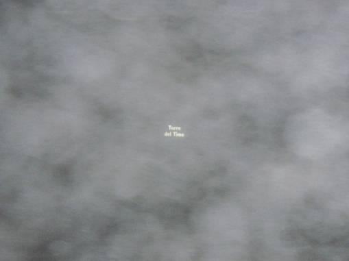 Beschriftung des Torre del Time bei Nacht und Nebel