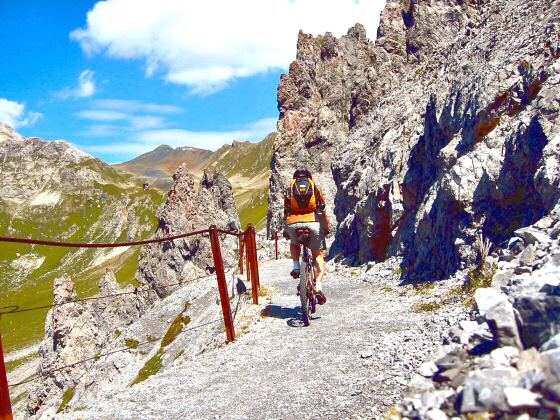 Felsenweg zwischen Strelapass und Weissfluhjoch