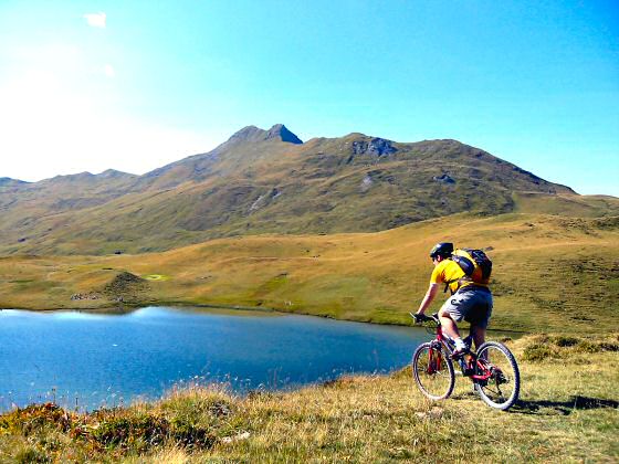 Mountainbiketour: Am Grüensee vorbei, auf dem Weg zum Durannapass hinunter nach Klosters und weiter nach Davos