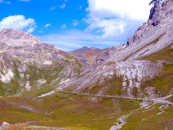 Links Weissfluh, Rechts Weissfluhjoch, dazwischen Wasserscheide. Blick vom Strelapass ins Haupter Tälli